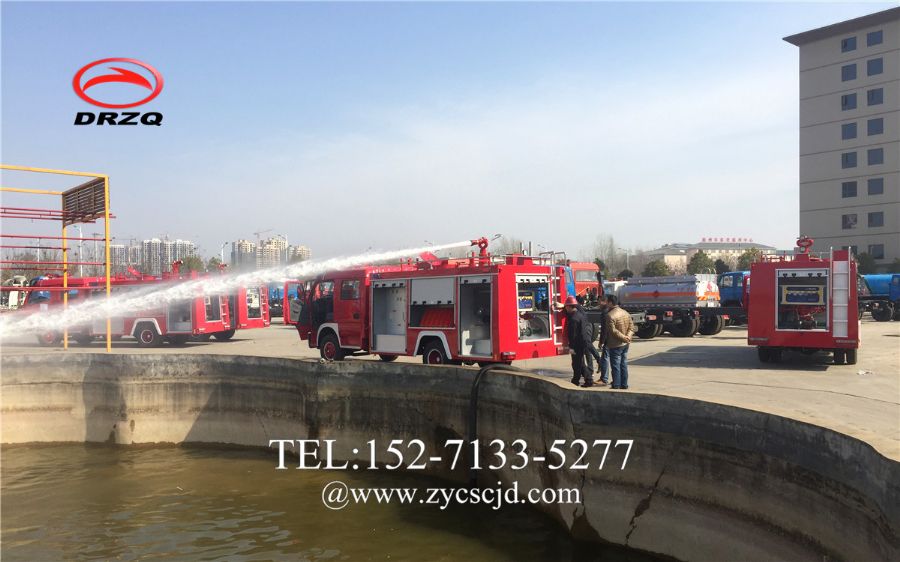 消防車(chē)試水 消防車(chē)試水
