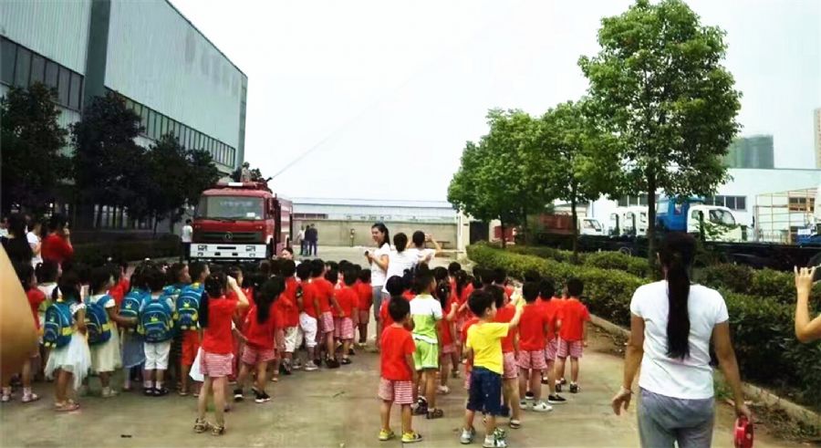 小朋友觀(guān)看消防車(chē)作業(yè) 小朋友觀(guān)看消防車(chē)作業(yè)