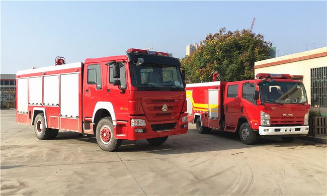 兩臺消防車(chē) 兩臺消防車(chē)